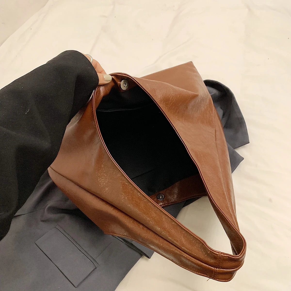 Bolsa Hobo Premium em Couro Sintético - Tendência Y2K - Elegância e Espaço