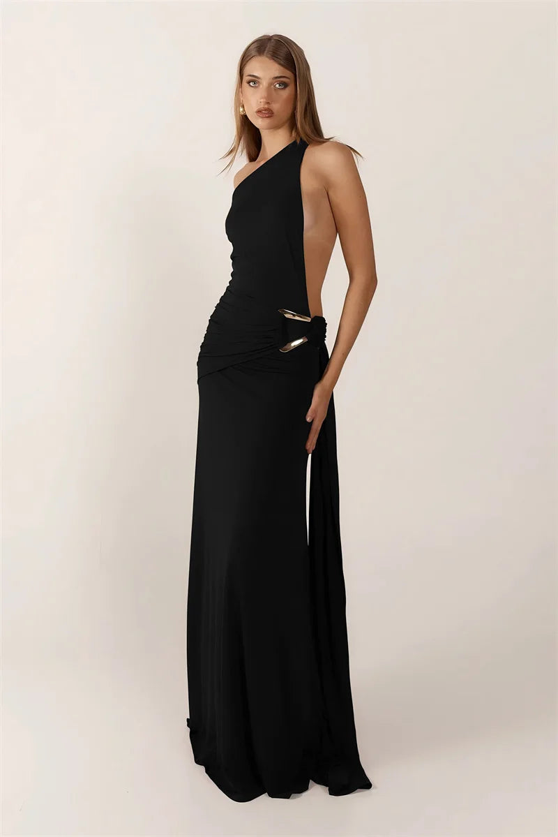Vestido Longo Orion – Elegância Assimétrica com Fivela Escultural