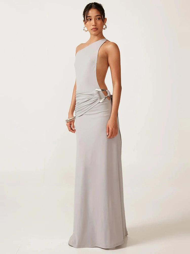 Vestido Longo Orion – Elegância Assimétrica com Fivela Escultural