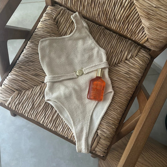 Monokini Luxe Wave™ – Elegância Assimétrica com Cinto Glam em Tecido Premium