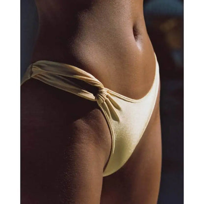 Elysian Noir – Conjunto de Biquíni Três Peças com Alça Assimétrica e Design Contemporâneo