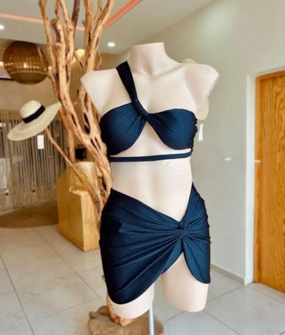 Elysian Noir – Conjunto de Biquíni Três Peças com Alça Assimétrica e Design Contemporâneo