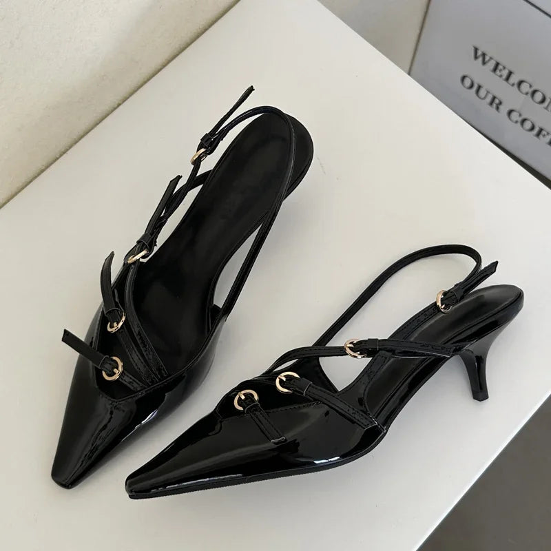 Scarpin Elegante com Fivela – Bico Fino e Salto Fino para Noivas e Eventos