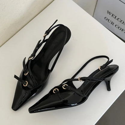 Scarpin Elegante com Fivela – Bico Fino e Salto Fino para Noivas e Eventos