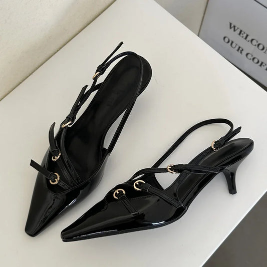 Scarpin Elegante com Fivela – Bico Fino e Salto Fino para Noivas e Eventos