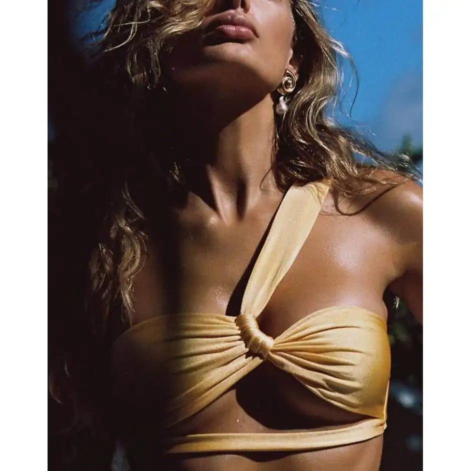 Elysian Noir – Conjunto de Biquíni Três Peças com Alça Assimétrica e Design Contemporâneo