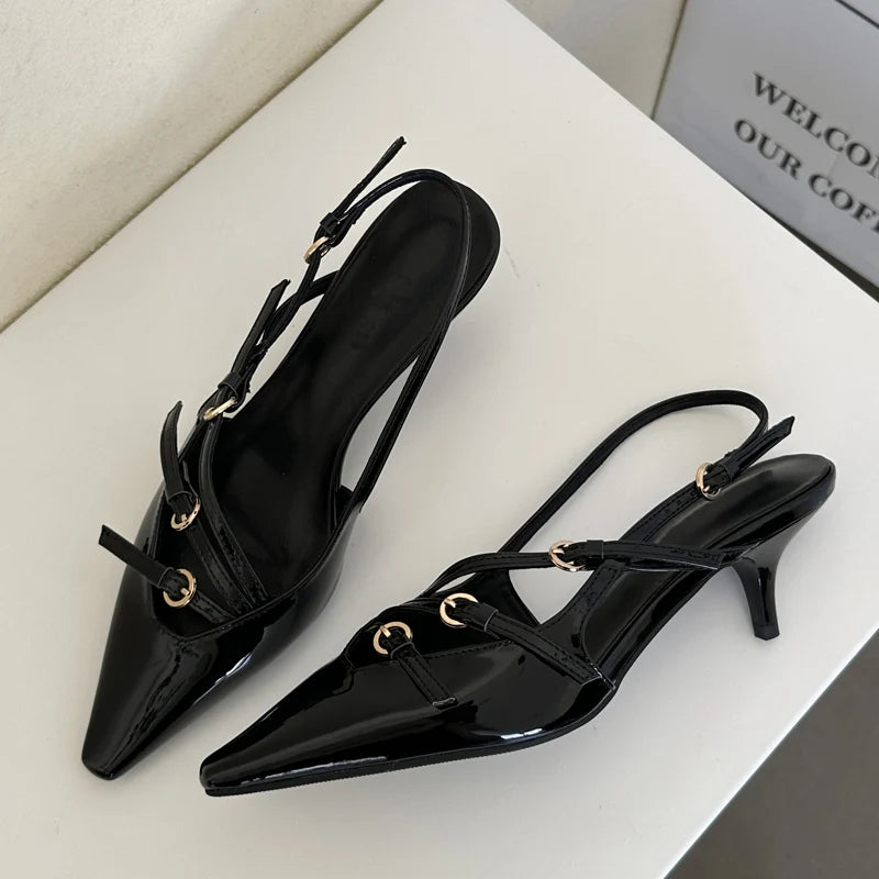 Scarpin Elegante com Fivela – Bico Fino e Salto Fino para Noivas e Eventos