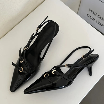 Scarpin Elegante com Fivela – Bico Fino e Salto Fino para Noivas e Eventos