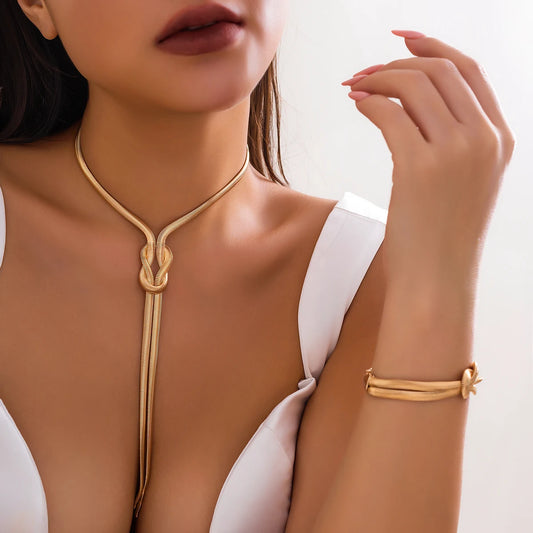 Colar e Pulseira “Serpentina Noir” – Elegância Torcida em Corrente Vintage Glam