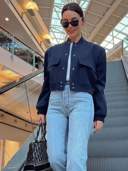 Jaqueta Bomber Cropped Branca Feminina Yahmandy™ – Casual & Elegante | Outono/Inverno 2026