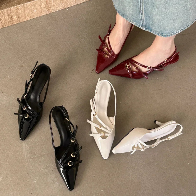 Scarpin Elegante com Fivela – Bico Fino e Salto Fino para Noivas e Eventos