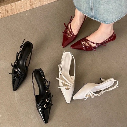 Scarpin Elegante com Fivela – Bico Fino e Salto Fino para Noivas e Eventos