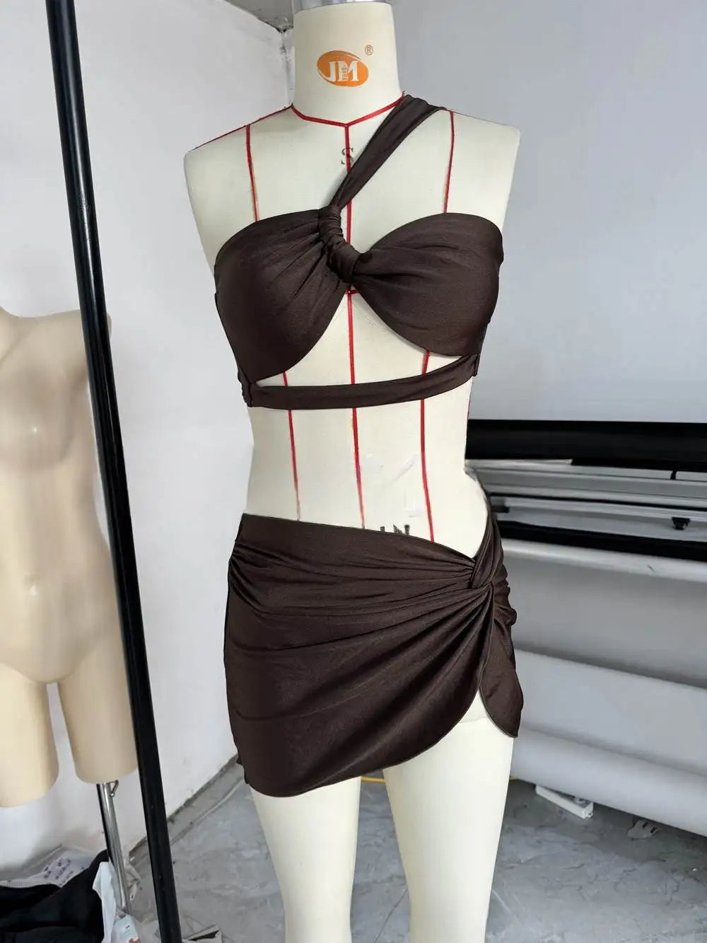 Elysian Noir – Conjunto de Biquíni Três Peças com Alça Assimétrica e Design Contemporâneo