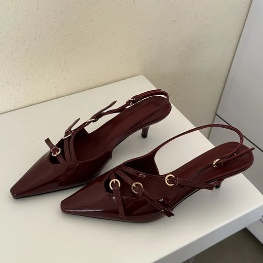 Scarpin Elegante com Fivela – Bico Fino e Salto Fino para Noivas e Eventos