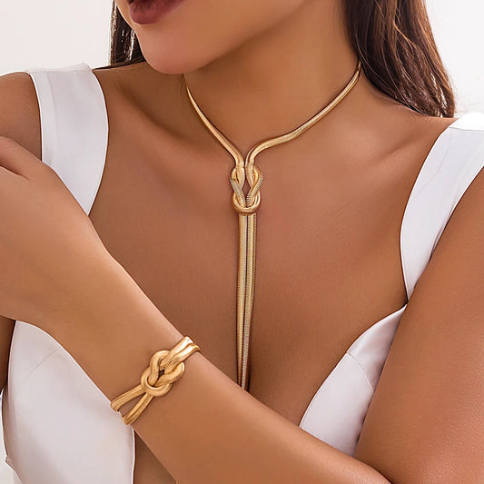 Colar e Pulseira “Serpentina Noir” – Elegância Torcida em Corrente Vintage Glam